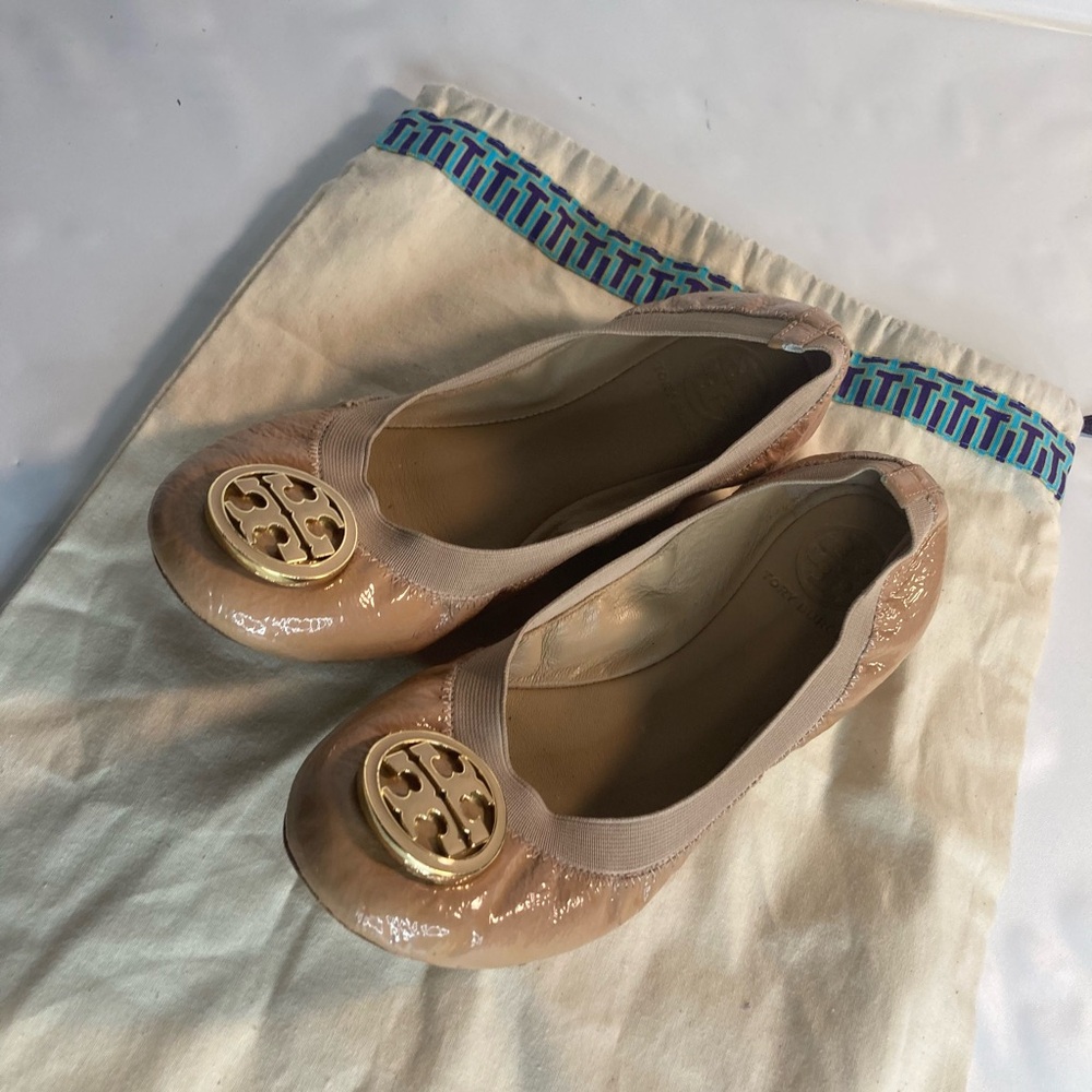 TORY BURCH CAROLINE BALLET PATENT LEATHER NUDE/BEIGE FLATS SIZE 7M